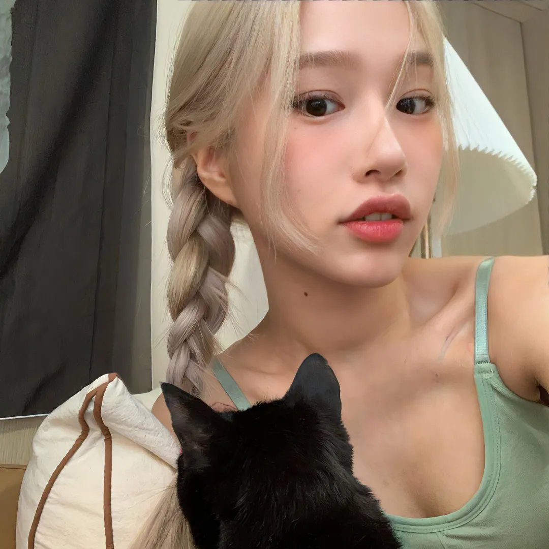 玻璃橱窗中的姑娘